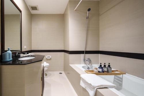 King Suite with Balcony and a full Kitchen near ThonglorBTS