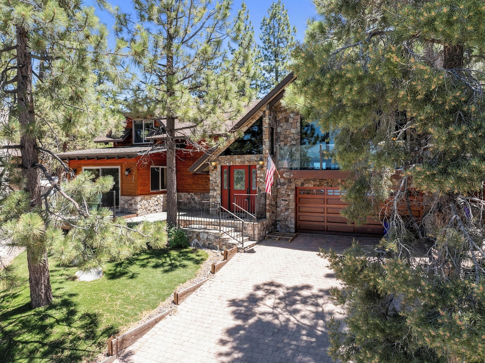 Sunset Spectacular Multi level haven with water views Incredible for 4th of July — 4-Star Luxury Hotel in Big Bear Lake, United States