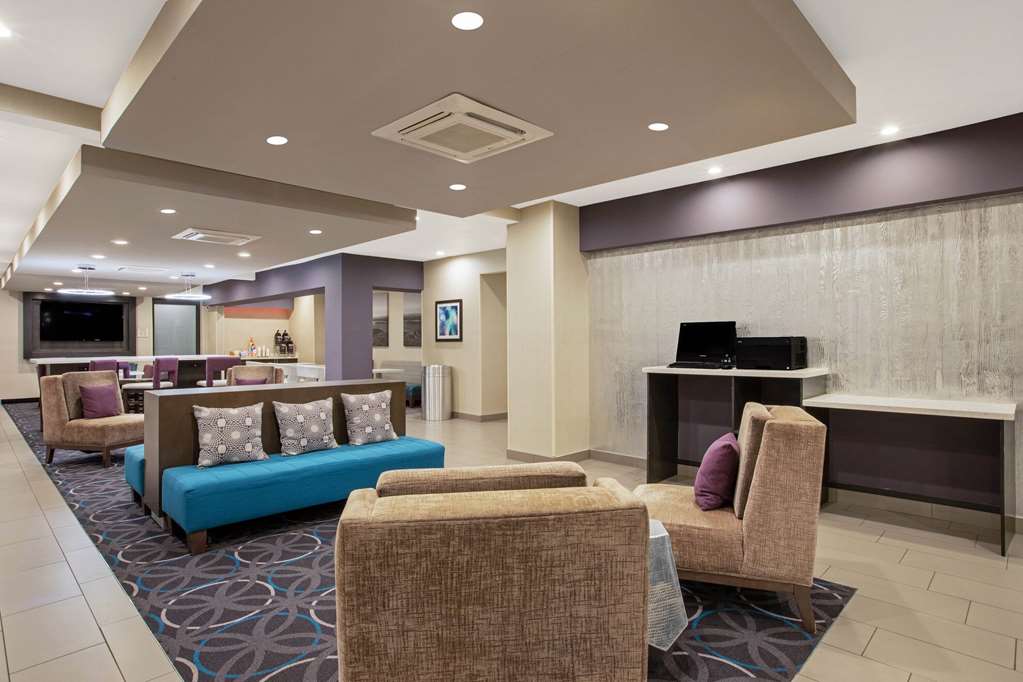La Quinta Inn & Suites by Wyndham Fayetteville - photo 3