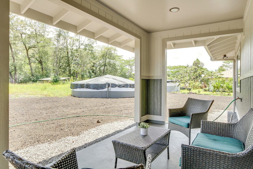 Keaau Getaway w Patio 3 Mi to Shipman Beach — hotel in Kea'au