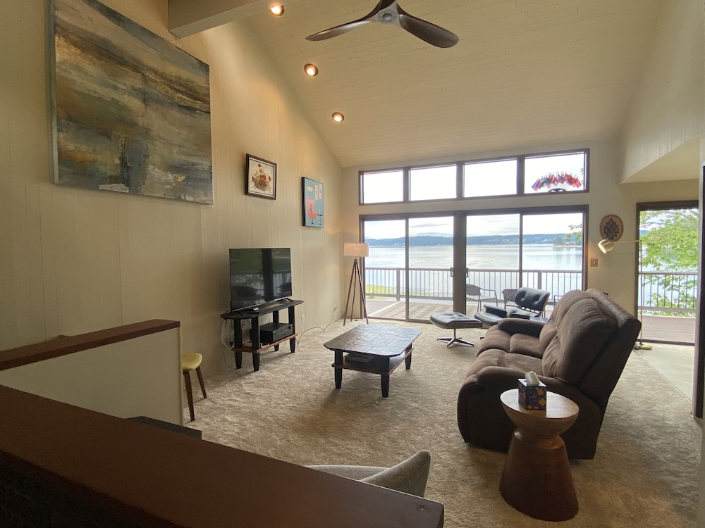 PNW MCM 155ft Private Waterfront Gem on Raft Island w Hot Tub 3 Bedroom Home by RedAwning — 4-Star Luxury Hotel in Gig Harbor, United States