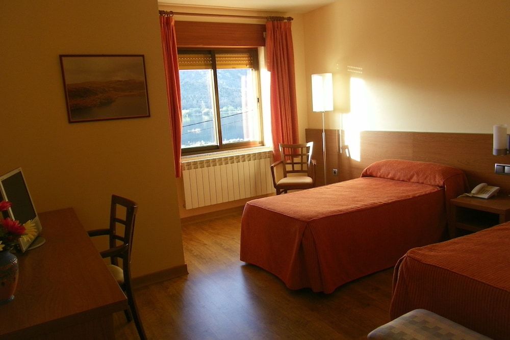 Hotel Restaurante Don Pepe - carbon neutral hotel in Galende