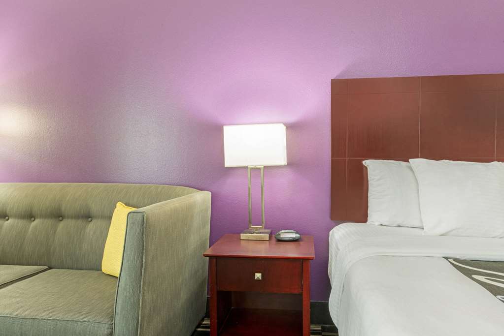 La Quinta Inn & Suites by Wyndham Bridge City - photo 12