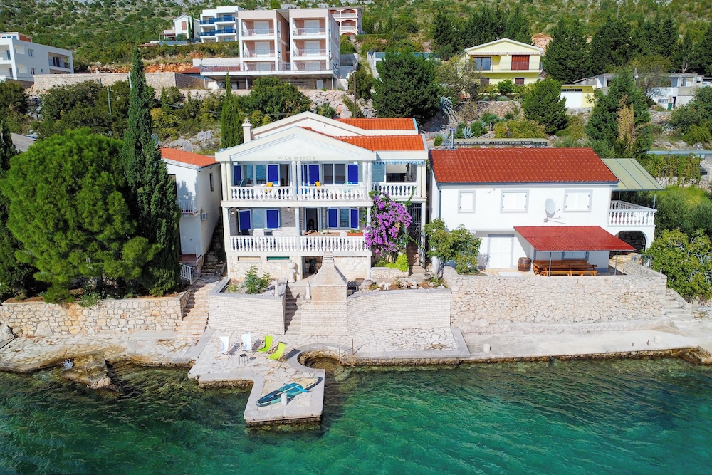 Holiday Home Seafront Escape — 4-Star Luxury Hotel in Starigrad, Croatia