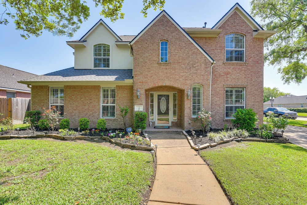 Patio BBQ & Yard: Family Retreat in Pearland — hotel in Pearland