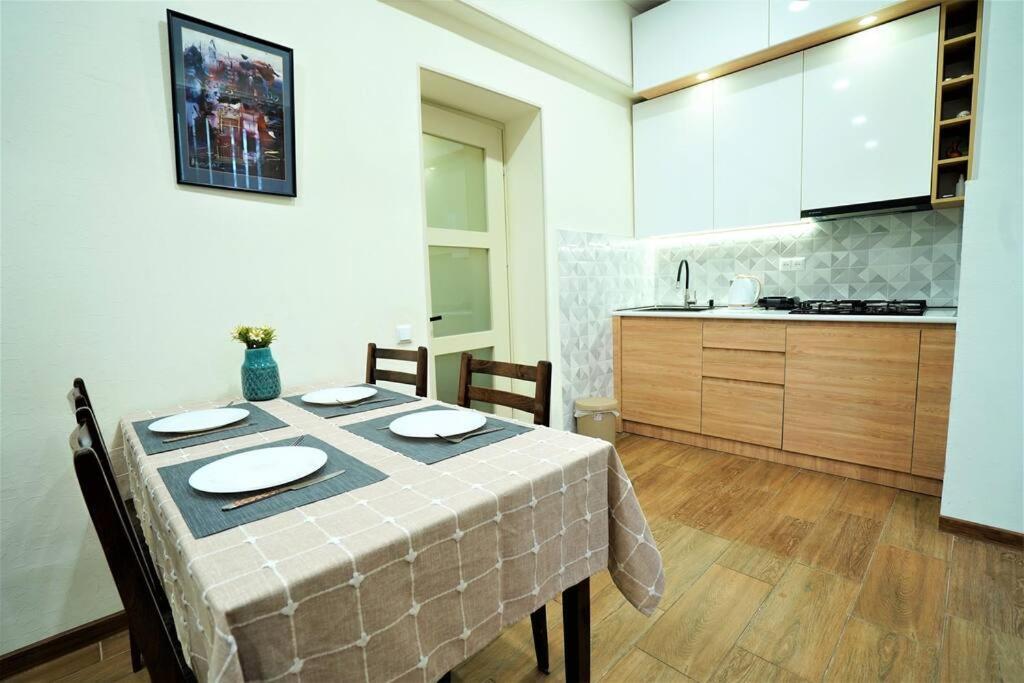 Cozy Apartment Near Holiday Inn