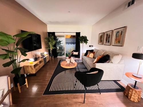 Beautiful 2 BD 3 Beds in Heart of Encino 105 — 4-Star Luxury Hotel in Encino, United States