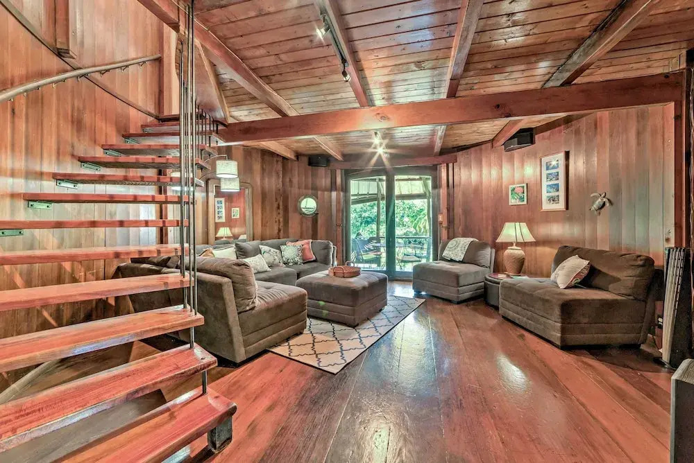 Tropical Cabana with Deck Hot Tub and Lush Scenery — hotel in Kea'au