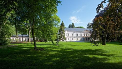 Zámek Ratměřice Hotel & Resort — hotel in Benesov