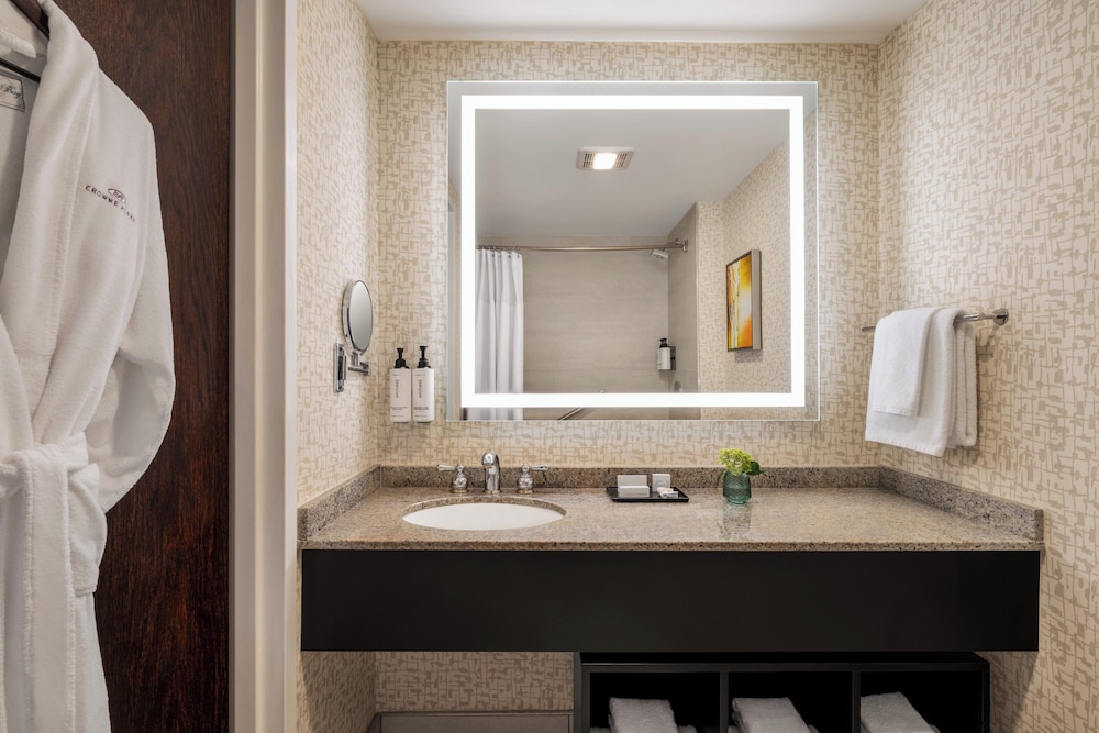 Crowne Plaza Edison by IHG - photo 16