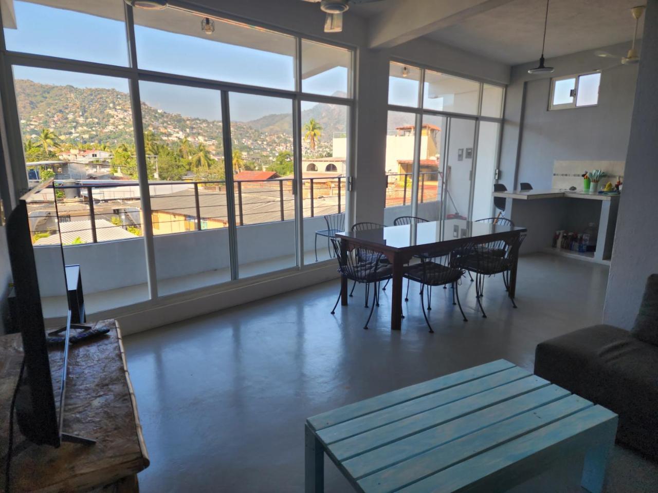 Large and comfy apartment near DT and Principal Beach — 4-Star Luxury Hotel in Ixtapa-Zihuatanejo, Mexico