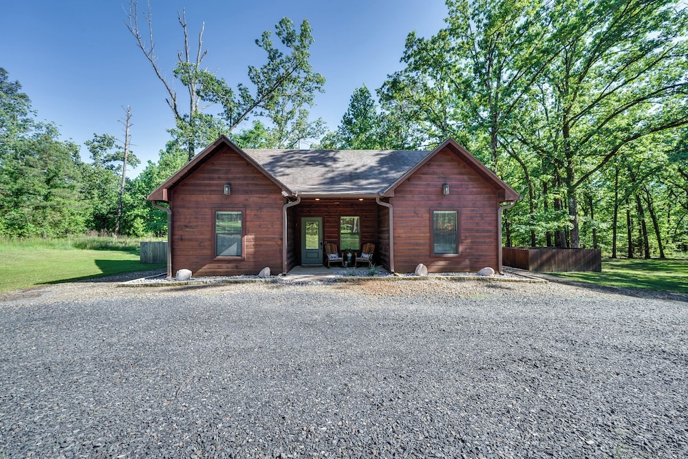 Walk to Restaurants: Hot Tub Haven in Broken Bow in Broken Bow, United States