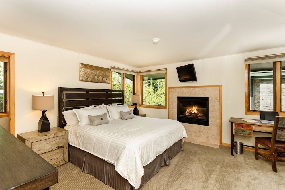 Base Village — 4-Star Luxury Hotel in Snowmass Village, United States