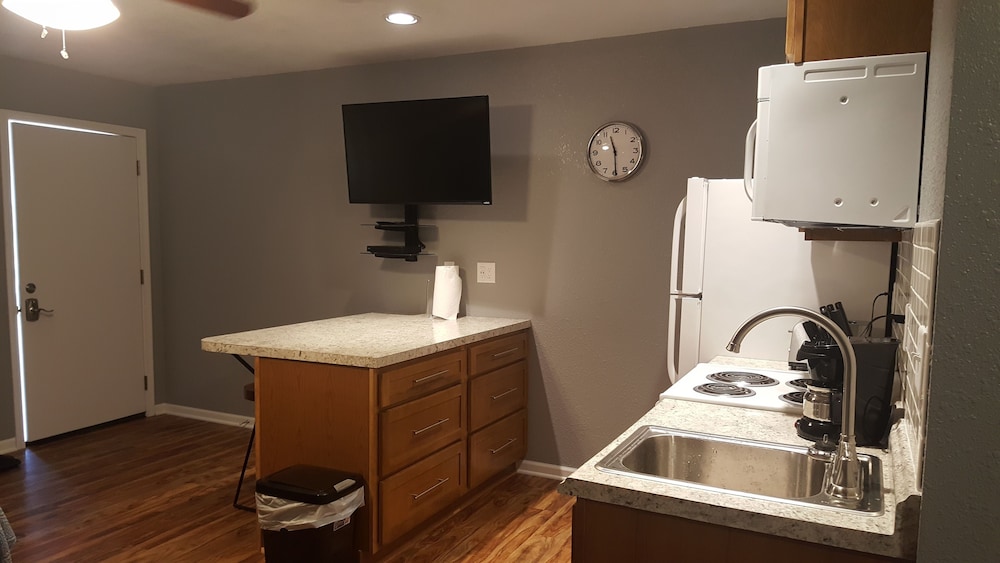 Tower Extended Stay Suites - photo 11