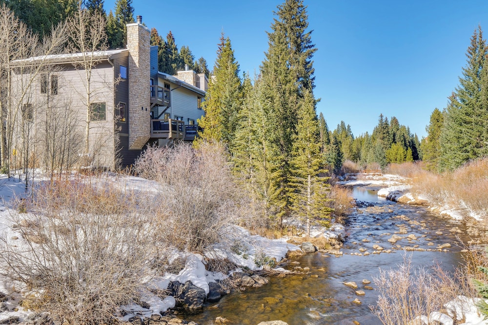 Walk to Ski Lift: Breckenridge Retreat w 2 Decks — 4-Star Luxury Hotel in Breckenridge, United States
