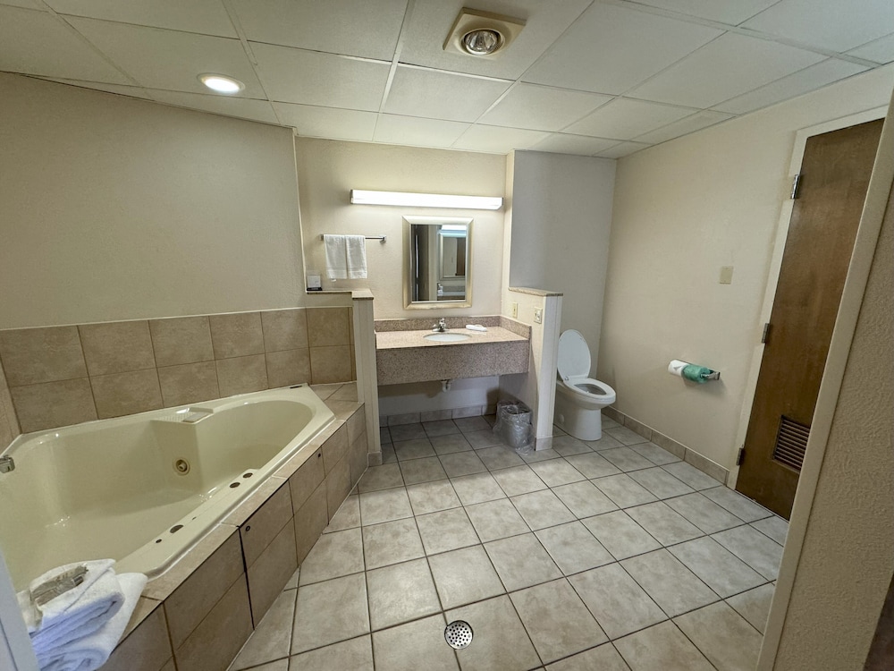 Red Roof Inn and Suites Cleveland Elyria - photo 19