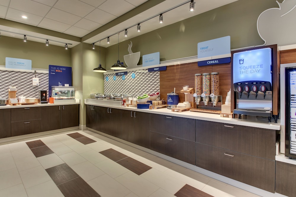 Holiday Inn Express & Suites Nashville Metrocenter Downtown by IHG - photo 54