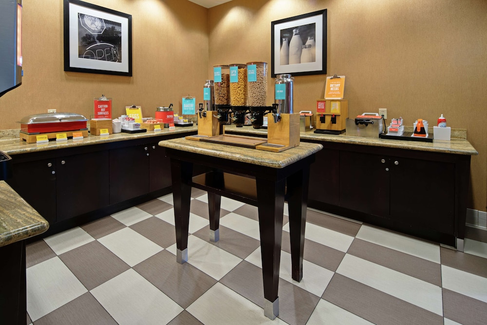 Hampton Inn & Suites Bremerton - photo 32