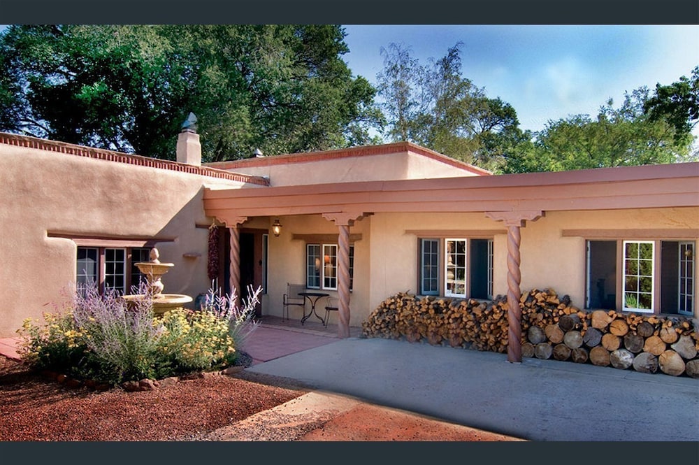 Garcia St. Adobe Historic District Close to Canyon Road Three Master Bedrooms Great Outdoor Space - photo 38