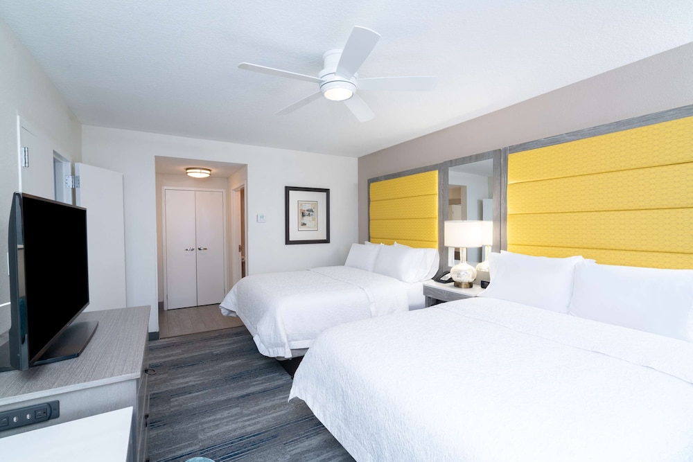 Hampton Inn and Suites Amelia Island Historic Harbor Front - photo 10