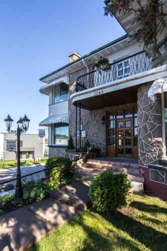 Le Gite Au P'tit Manoir — 4-Star Luxury Hotel in Jonquiere, Canada