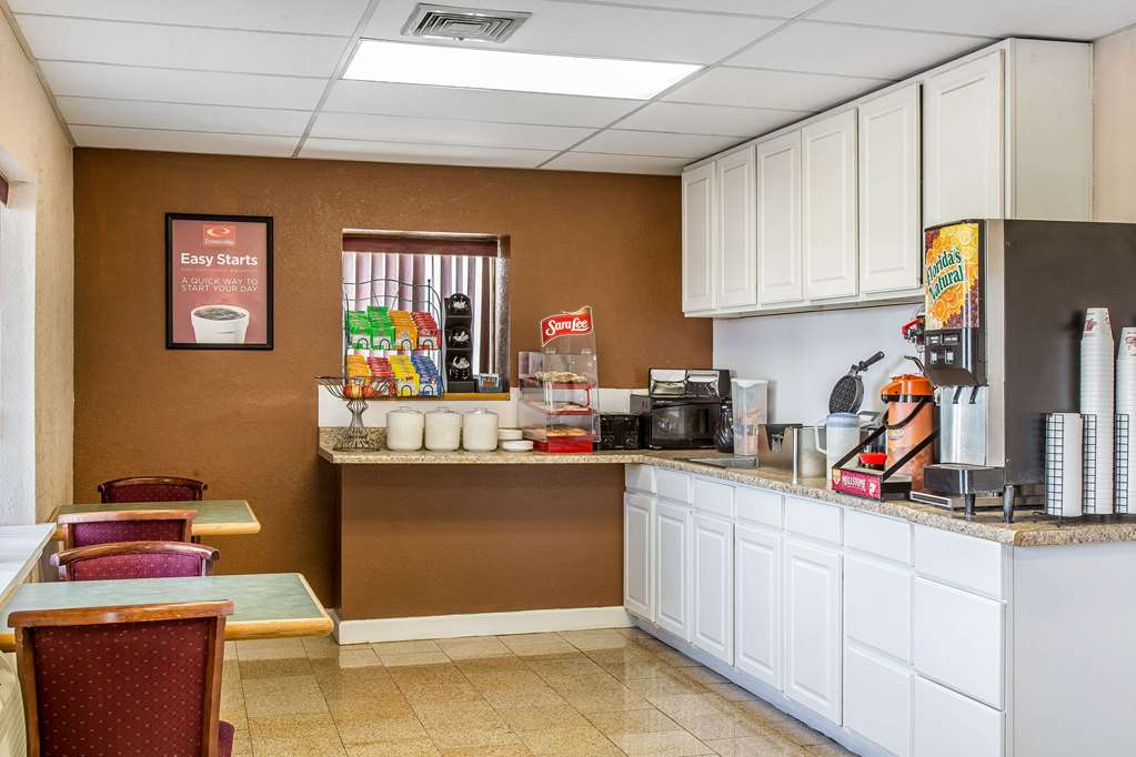 Econo Lodge Cranston Providence - photo 45
