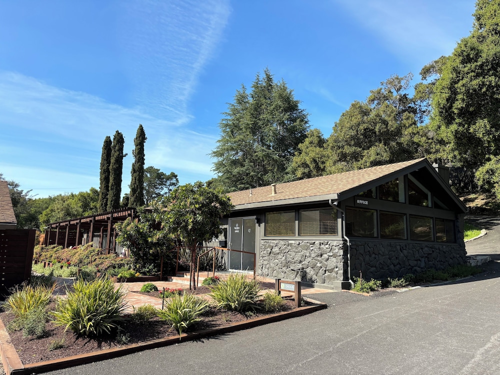 Hidden Valley Inn — Carmel Valley Village — photo 3