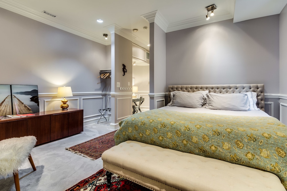 Ruby Room - carbon neutral hotel in Chicago