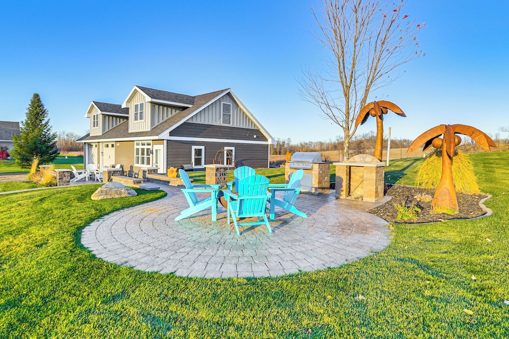 Lakefront Gem Grills and Fire Pit in Dent — 4-Star Luxury Hotel in Dent, United States