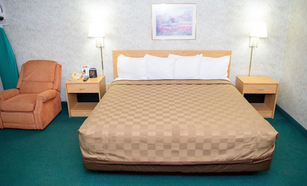 Regency Inn Perrysburg - photo 14