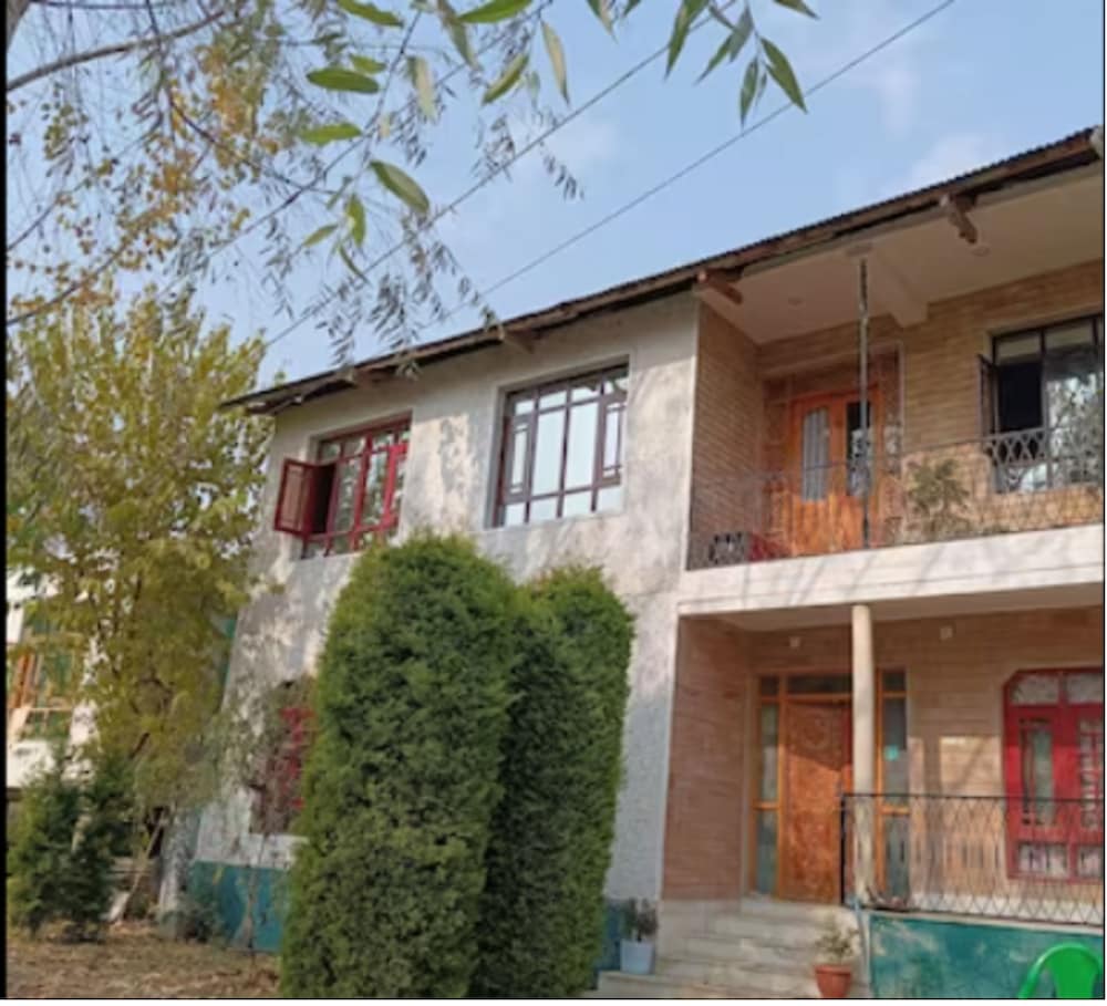Hotel Crown Palace - last minute hotel in Srinagar