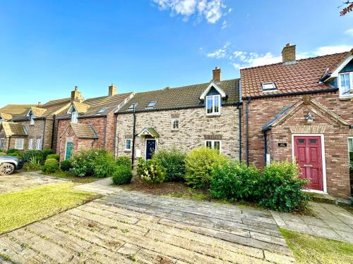 Anchor Cottage Part of the The Bay Filey Holiday Village with pool gym and direct beach access pub restaurant tennis and meadows walks — 4-Star Luxury Hotel in Filey, United Kingdom