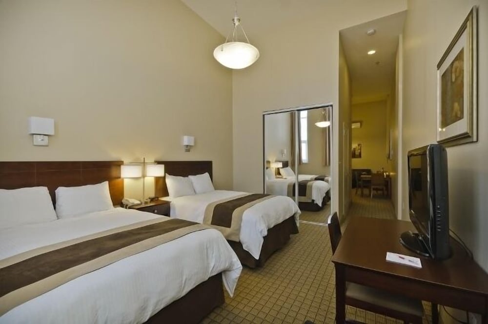 Pointe Plaza Hotel - photo 10