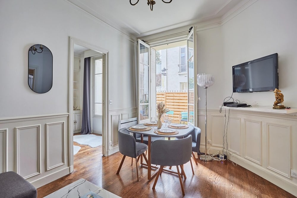 Superb Eiffel Tower Terrace Apartment - last minute hotel in Paris