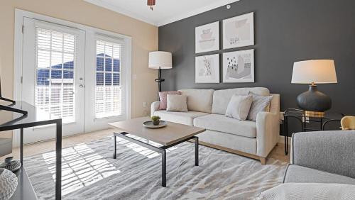 Landing Modern Apartment with Amazing Amenities — 4-Star Luxury Hotel in Greensboro, United States