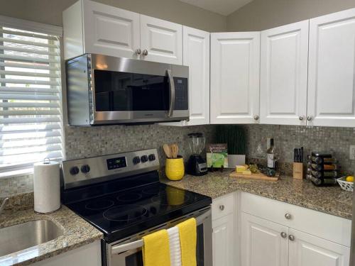 2 mins to Downtown Atlantic Ave 3 mins to Beach 600mbps BBQ Fenced Yard — 4-Star Luxury Hotel in Delray Beach, United States