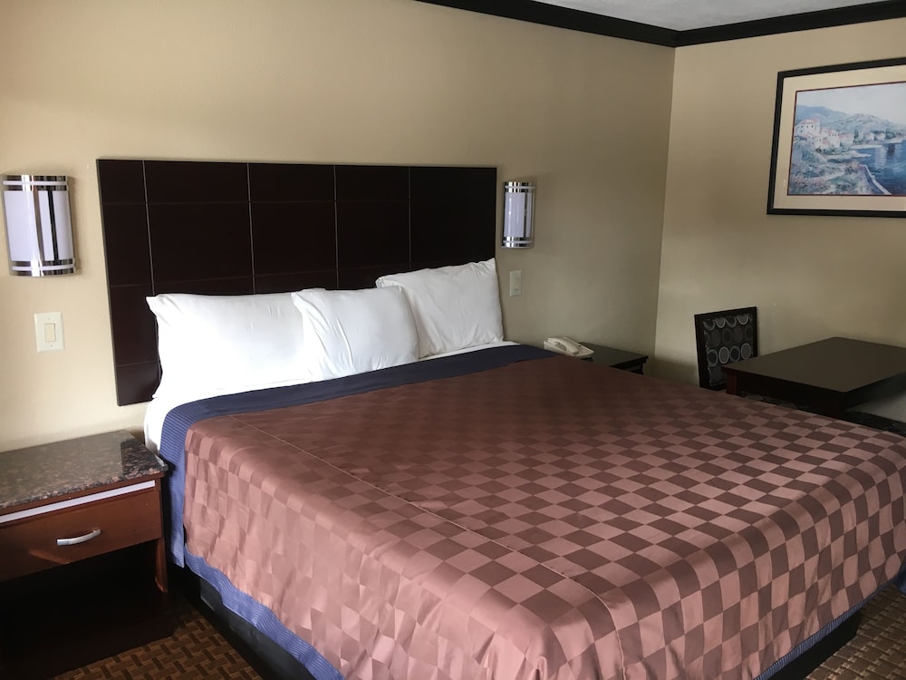 Del Amo Inn - photo 6