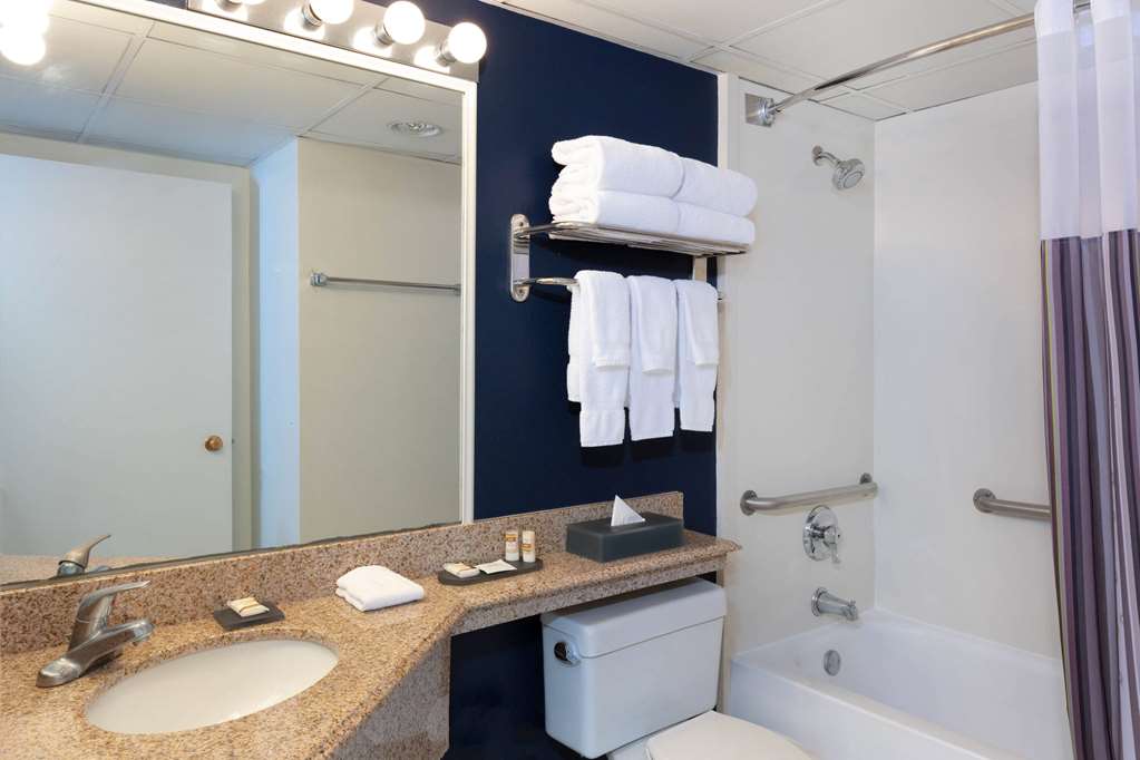 La Quinta Inn & Suites by Wyndham Secaucus Meadowlands - photo 9