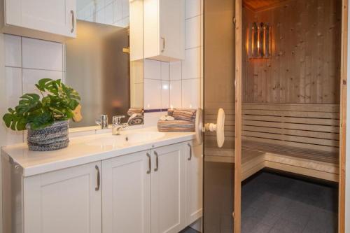 In the middle of Trysil fjellet Welcome Center Apartment with 4 bedrooms and sauna By bike arena and ski lift — 4-Star Luxury Hotel in Innbygda, Norway