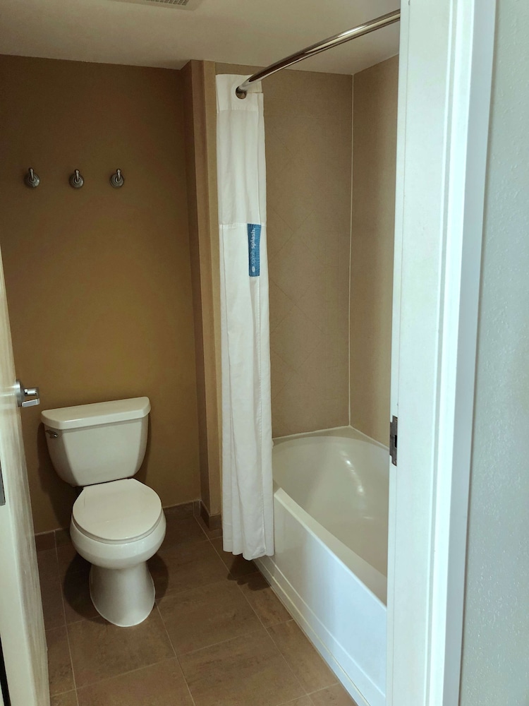 Hampton Inn & Suites Norfolk Airport - photo 19