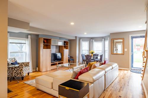 Spacious Row Home next Transit near Downtown w Parking — 4-Star Luxury Hotel in Chicago, United States