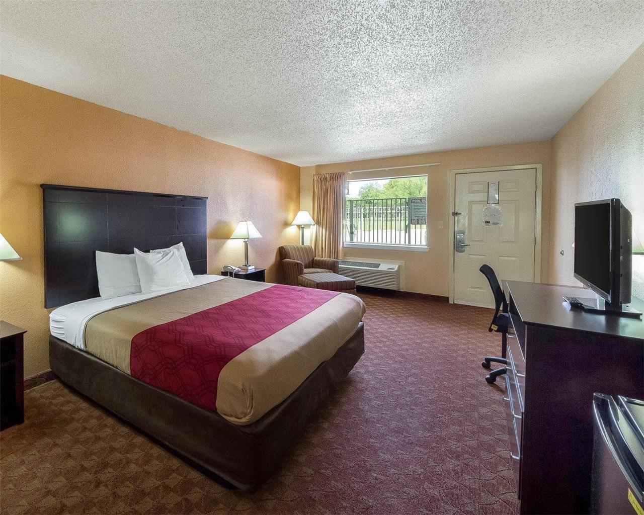 Econo Lodge Inn & Suites Coliseum - photo 9