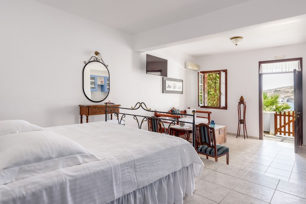 Villa Notos — 4-Star Luxury Hotel in Milos, Greece