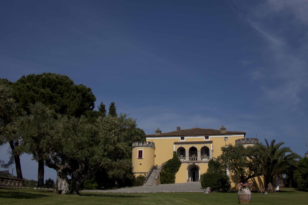 Castello di Serragiumenta — hotel in Altomonte
