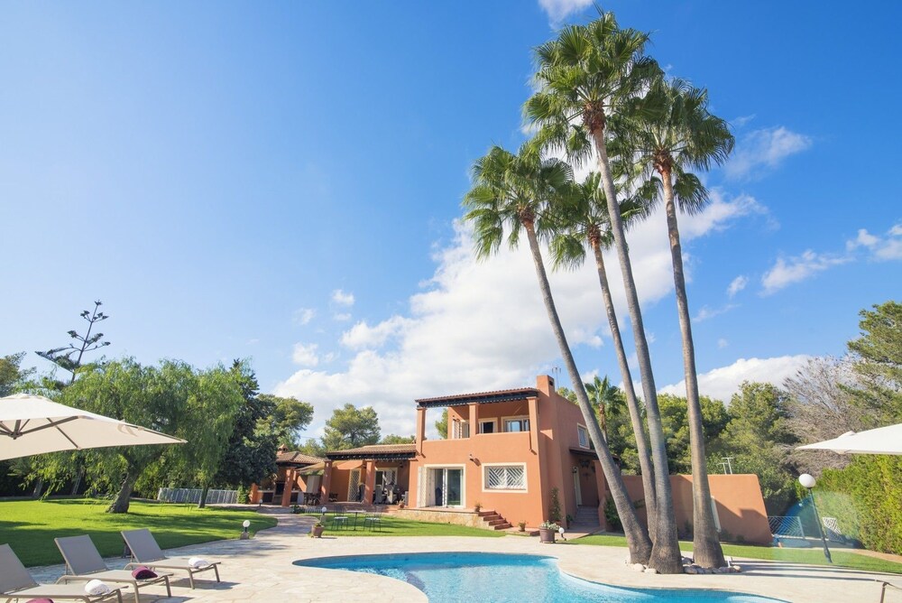 Cana Lucia — 4-Star Luxury Hotel in Sant Josep De Sa Talaia, Spain