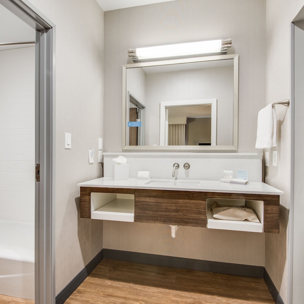 Hampton Inn & Suites Dallas Ft. Worth Airport South - photo 27