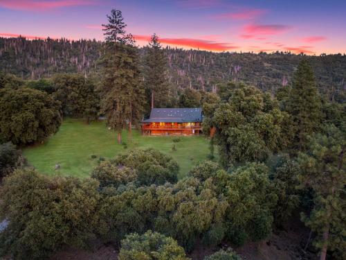 Yosemite Villa log cabin with spectacular views & stargazing — 4-Star Luxury Hotel in Mariposa, United States