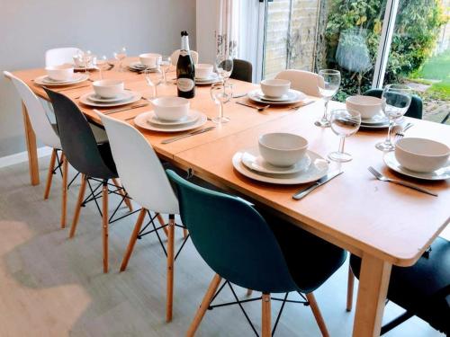 Spacious 5 Bedroom Home with Garden & Parking Near Station — 4-Star Luxury Hotel in Coventry, United Kingdom