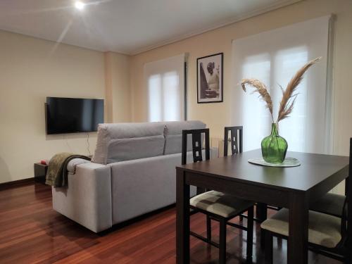 2a. Dos Dormitorios Y Balcones En El Casco Viejo. in Ourense, Spain