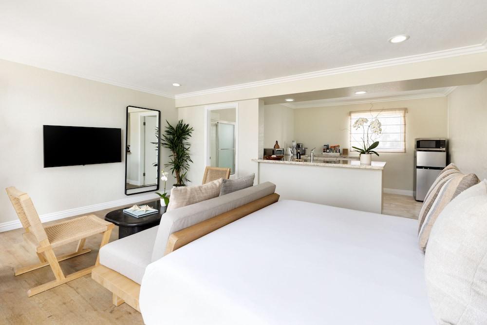Pacific Edge Oceanfront Hotel - photo 12